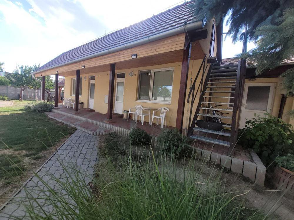 Alenka Hotel Štúrovo Екстериор снимка