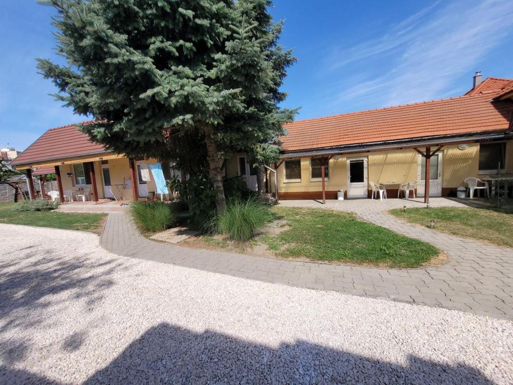Alenka Hotel Štúrovo Екстериор снимка