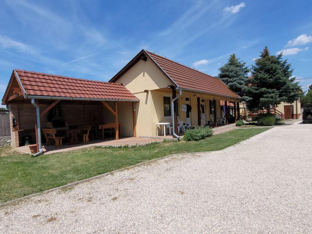 Alenka Hotel Štúrovo Екстериор снимка